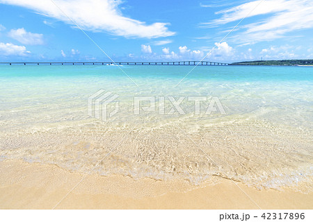 青空と青い海の与那覇前浜ビーチ 沖縄県宮古島 7月 の写真素材 42317896 Pixta