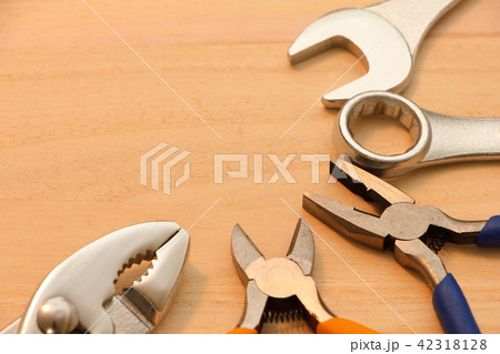 木の板の上に置かれた工具類 42318128