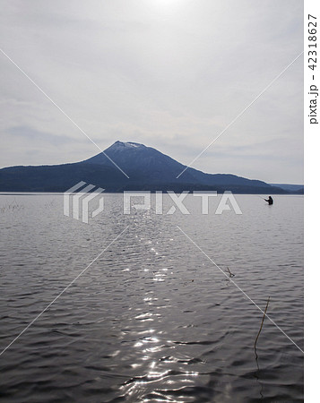 逆光の湖と湖面 縦構図 逆光の湖と湖面 縦構図 42318627