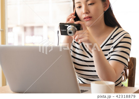 カフェ　ノマドワーカー デジカメ 42318879