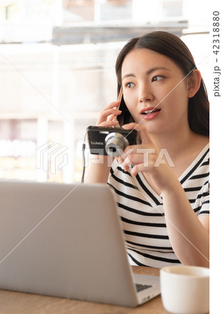 カフェ　ノマドワーカー デジカメ 42318880