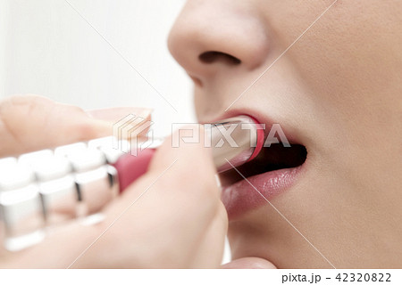リップコスメのアップ　若い女性のビューティーイメージ 42320822