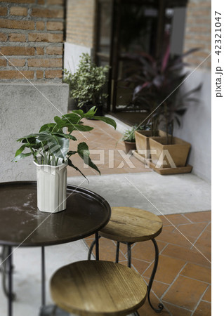 Cafe outdoor patio dining area 42321047