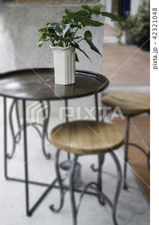 Cafe outdoor patio dining area 42321048