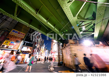 日本の東京都市景観　夜の新橋 42321066