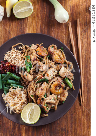 Pad Thai with chicken and shrimp 42321384