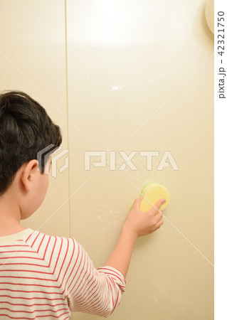 子供のお手伝い お風呂掃除 子供のお手伝い お風呂掃除 42321750