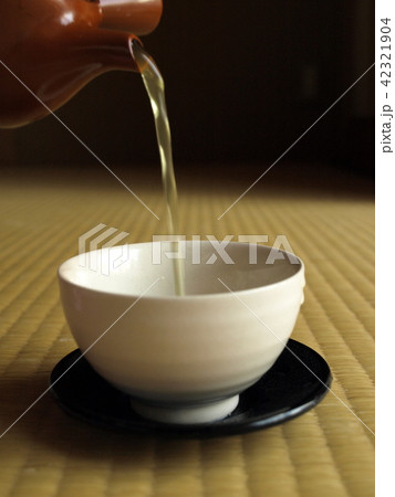 お茶を注ぐ お茶を注ぐ 42321904