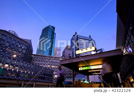 日本の東京都市景観　新橋駅前の街並みを望む(夜景） 42322129