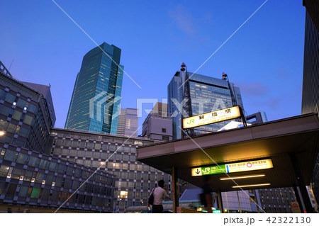 日本の東京都市景観 新橋駅前の街並みを望む(夜景) 日本の東京都市景観 新橋駅前の街並みを望む(夜景) 42322130