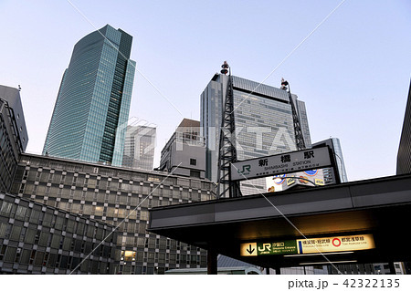 日本の東京都市景観　新橋駅前の街並みを望む(夕景） 42322135