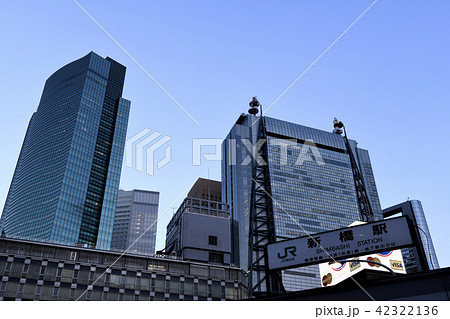 日本の東京都市景観　新橋駅前の街並みを望む(夕景） 42322136