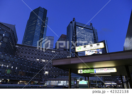 日本の東京都市景観　新橋駅前の街並みを望む(夜景） 42322138