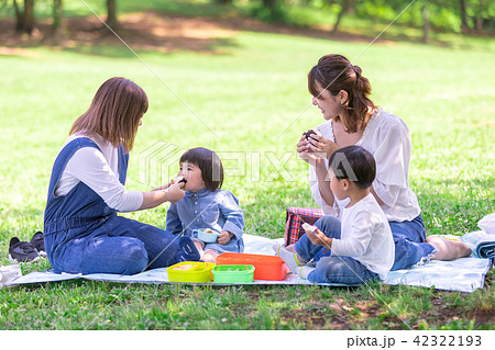 ママ友 公園 お弁当の写真素材