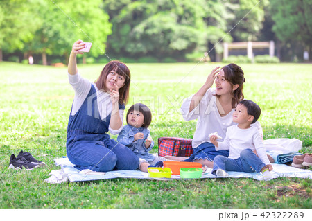 ママ友 公園 お弁当の写真素材