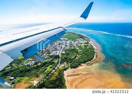 飛行機から見える景色 石垣島 の写真素材