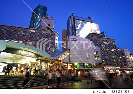日本の東京都市景観　ゆりかもめの新橋駅や超高層ビル群を望む 42322408