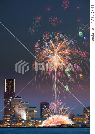 横浜みなとみらい21と花火 42323841