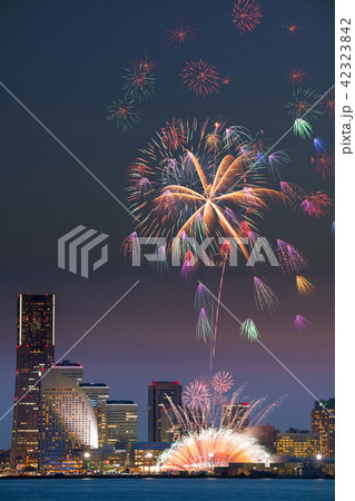 横浜みなとみらい21と花火 横浜みなとみらい21と花火 42323842