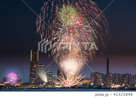 横浜みなとみらい21と花火 42323848