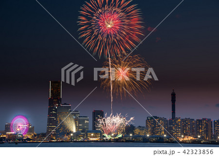 横浜みなとみらい21と花火 42323856