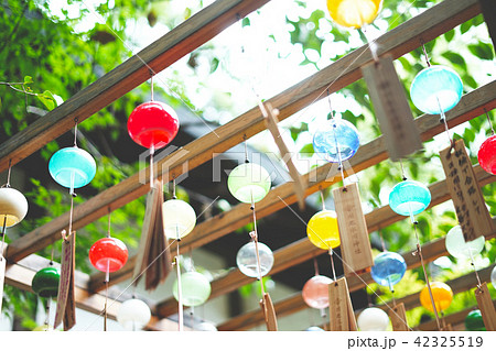 色鮮やかな風鈴 42325519