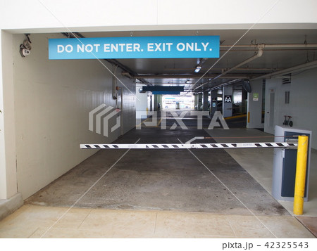 駐車場出口 42325543