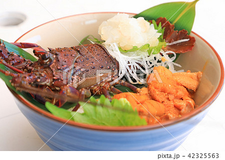 贅沢な伊勢海老ウニ丼 贅沢な伊勢海老ウニ丼 42325563