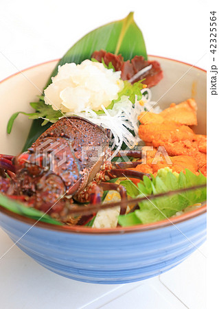 贅沢な伊勢海老ウニ丼 贅沢な伊勢海老ウニ丼 42325564