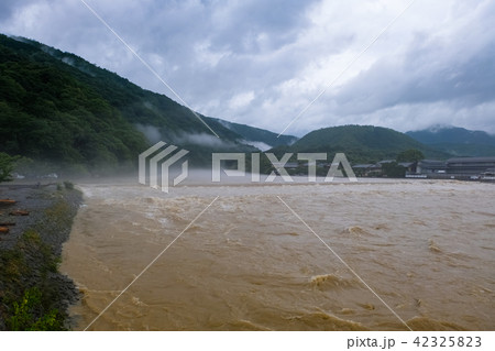 嵐山 増水した桂川 42325823