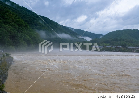 嵐山 増水した桂川 42325825