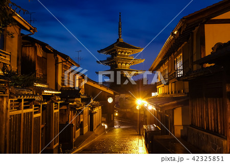 京都市 八坂の塔 夜景 42325851