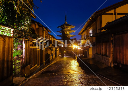 京都市 八坂の塔 夜景 42325853