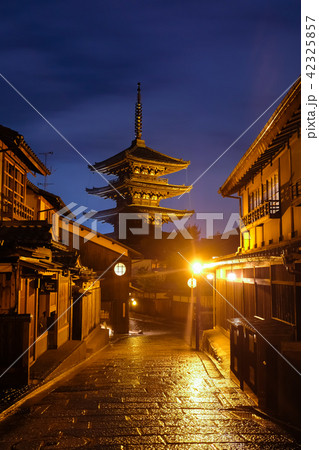 京都市 八坂の塔 夜景 42325857
