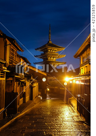 京都市 八坂の塔 夜景 京都市 八坂の塔 夜景 42325859
