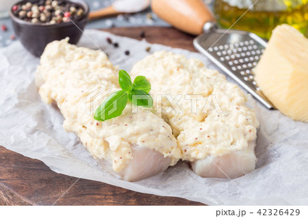 Preparation of cod fillet under cheese crust 42326429