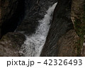 水しぶきをあげて落ちる滝 42326493