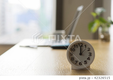ノートパソコン　時計　12時 42326515