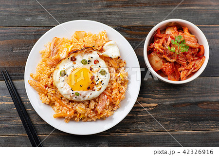 Kimchi fried rice with fried egg on top  42326916