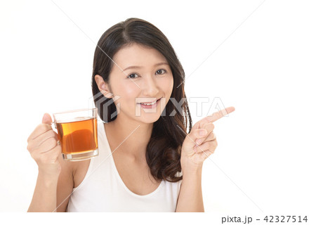 紅茶を飲む女性 紅茶を飲む女性 42327514