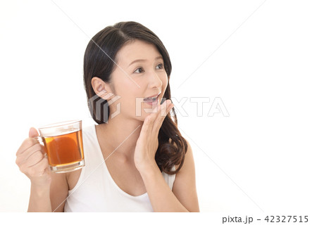 紅茶を飲み寛ぐ女性 紅茶を飲み寛ぐ女性 42327515