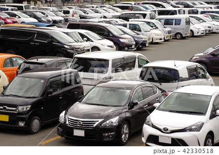 広い駐車場 広い駐車場 42330518