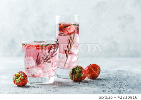 Strawberry and rosemary drink 42330816