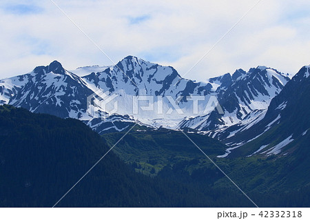 アラスカ氷河クルーズからの景色(雪山) アラスカ氷河クルーズからの景色(雪山) 42332318