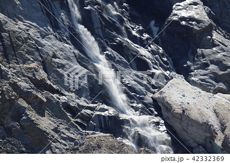 アラスカ氷河クルーズからの景色(氷河から流れる水) アラスカ氷河クルーズからの景色(氷河から流れる水) 42332369