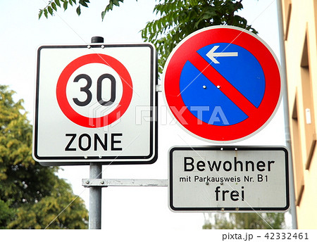 制限速度　ドイツの道路標識 42332461