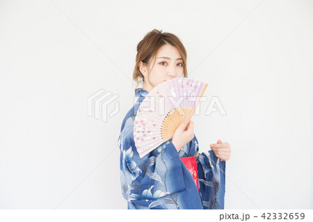 扇子を持つ女性 扇子を持つ女性 42332659
