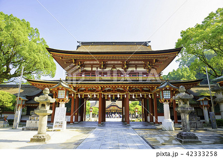 観光客で賑わう太宰府天満宮 楼門 観光客で賑わう太宰府天満宮 楼門 42333258