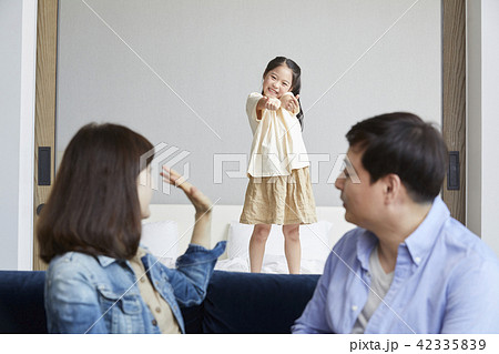 家族 ファミリー 振り返っ表示 42335839