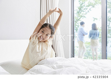 気象 起床 笑顔 42335904